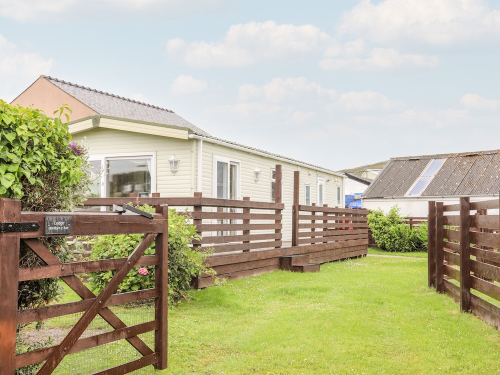 Bwthyn Y Bae Lodge — 4-Star Luxury Hotel in Holyhead, United Kingdom