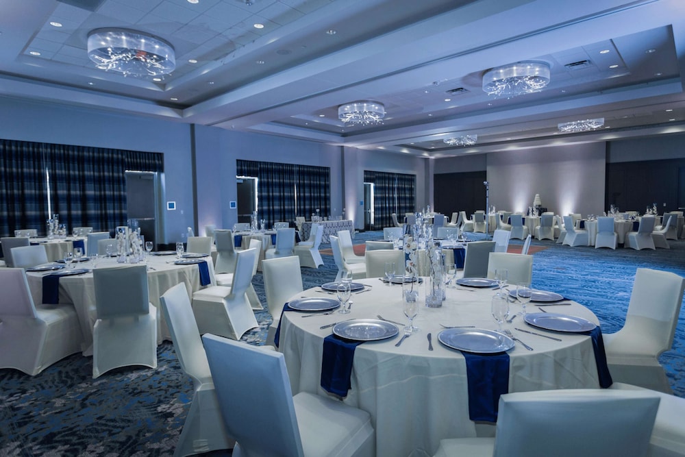 Embassy Suites by Hilton The Woodlands at Hughes Landing - photo 33