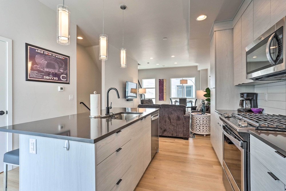 Trendy Denver Townhome Walk to Mile High Stadium — 4-Star Luxury Hotel in Denver, United States