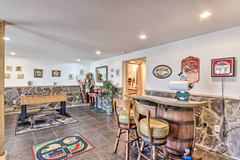 Wheelchair Accessible Murphy Cabin with Fire Pit — 4-Star Luxury Hotel in Murphy, United States