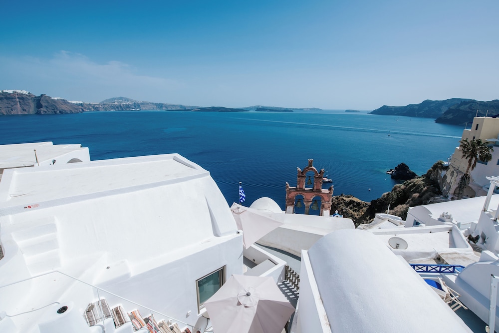 Astrea Suites Ostria Cave Villa outdoor Jacuzzi — 4-Star Luxury Hotel in Oia, Greece