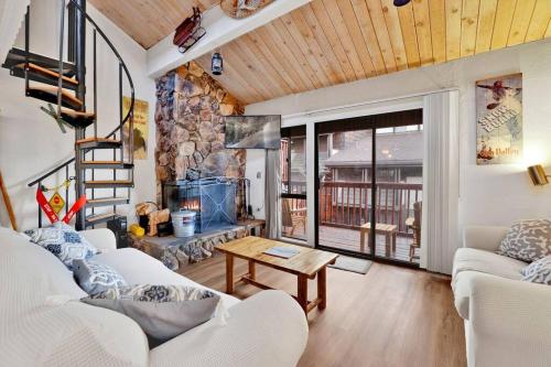 Chairlift Lodge Bg Bear Walk to Lift Condo — 4-Star Luxury Hotel in Big Bear Lake, United States