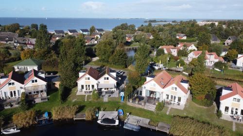familienfreundliches Ferienhaus mit Ruderboot Sauna und Kamin sowie E Ladestation — hotel in Makkum