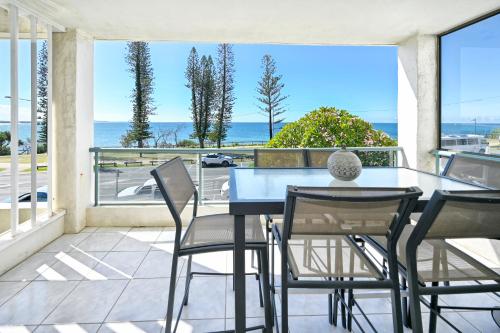 Beachfront Choices Choices Choices — 4-Star Luxury Hotel in Alexandra Headland, Australia