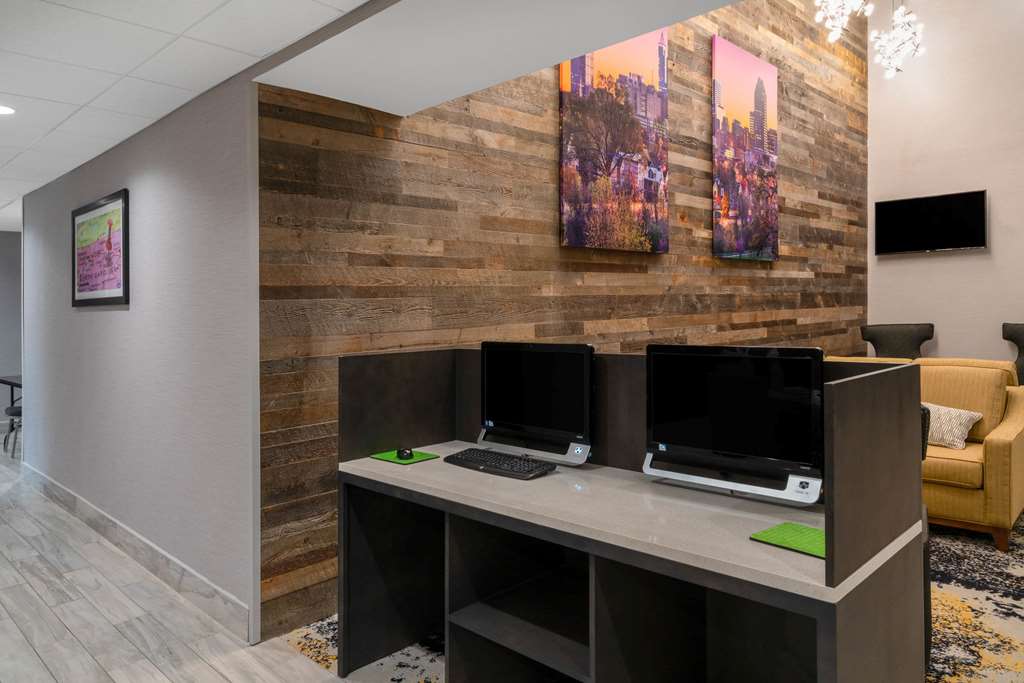 La Quinta Inn & Suites by Wyndham Raleigh Downtown North - photo 30