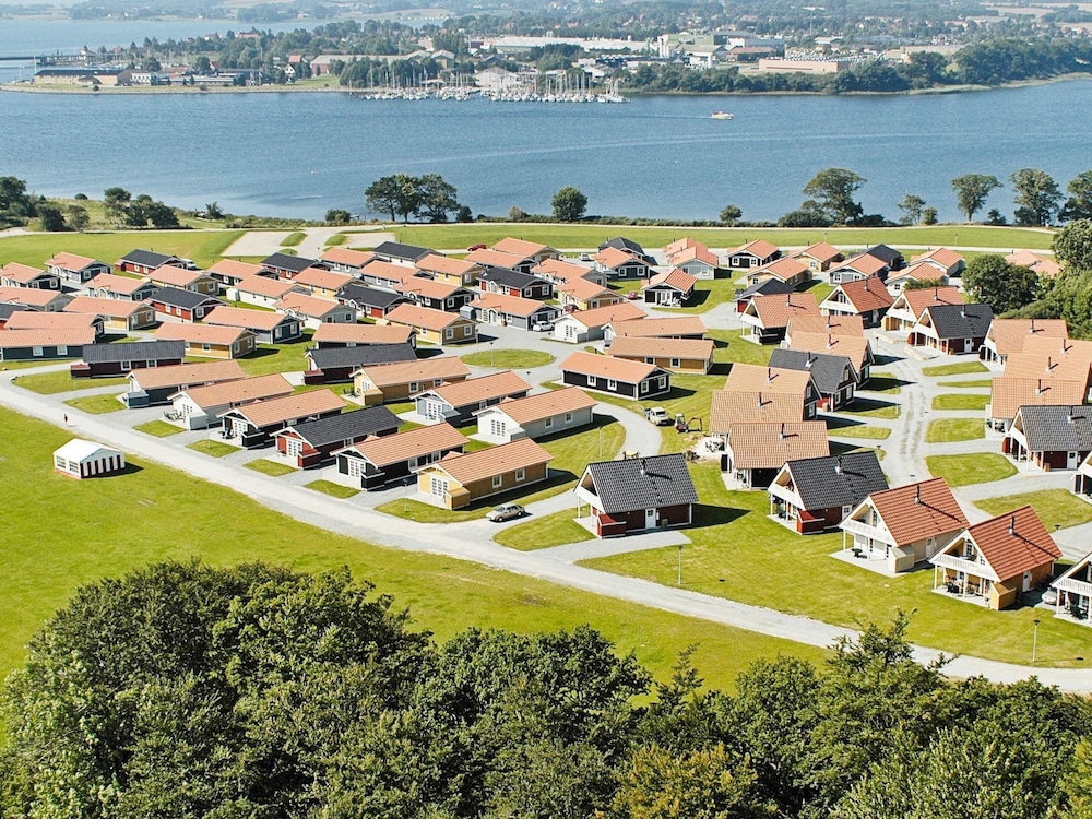 6 person holiday home on a holiday park in Gråsten — 4-Star Luxury Hotel in Grasten, Denmark