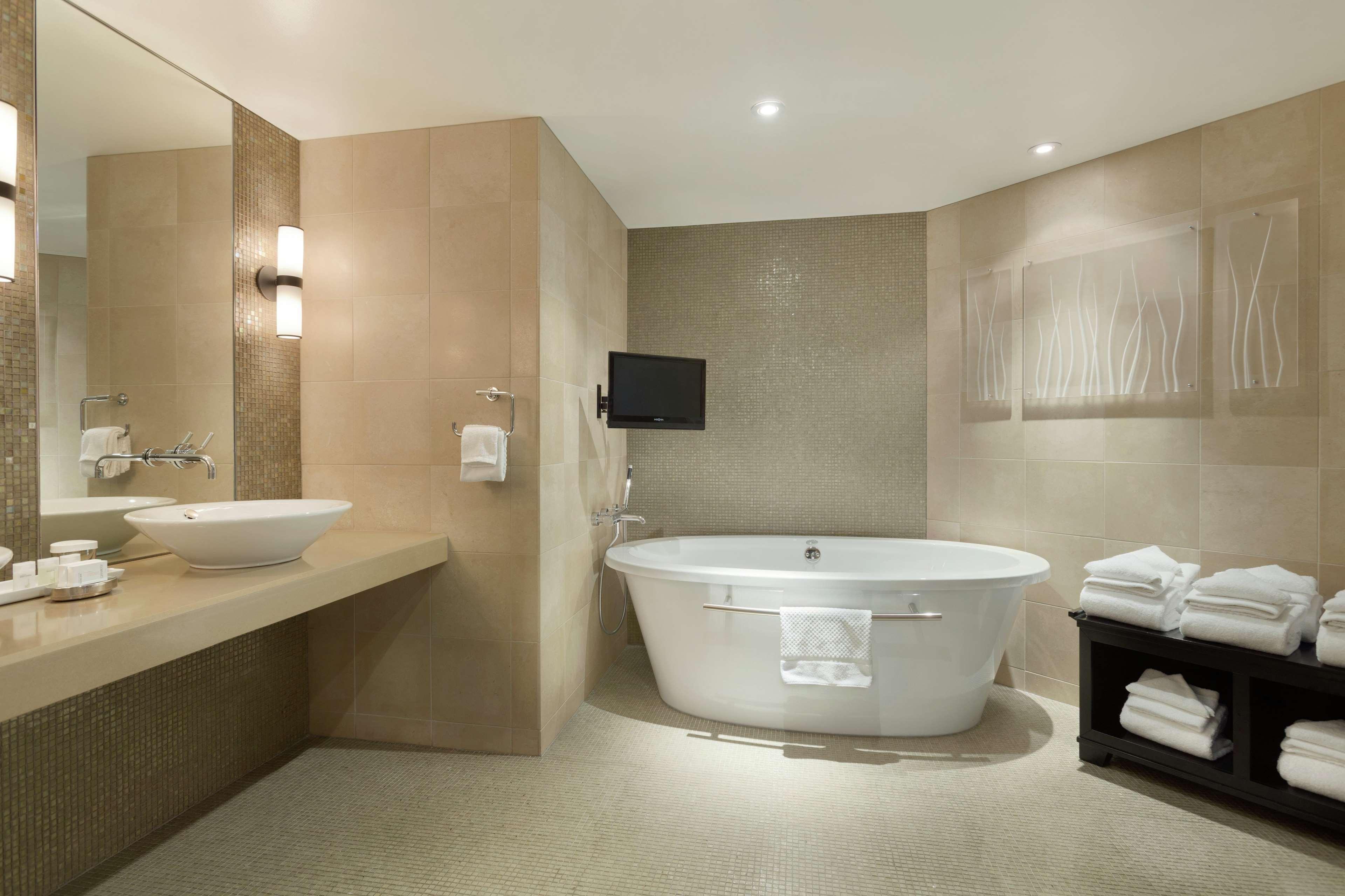 Embassy Suites by Hilton Baltimore Inner Harbor - photo 36
