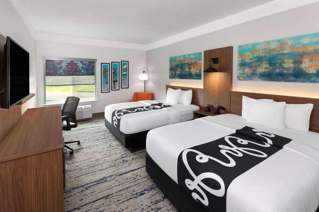 La Quinta Inn & Suites by Wyndham Angleton - photo 32