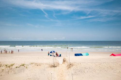Absolute Beach by Oak Island Accommodations - photo 17