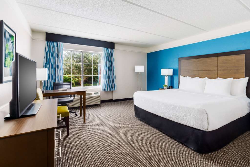 La Quinta Inn & Suites by Wyndham Tampa Brandon Regency Park - photo 25
