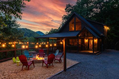 The Remedy at Blue Ridge mountain view cabin with hot tub and two fire pits — 4-Star Luxury Hotel in Blue Ridge, United States