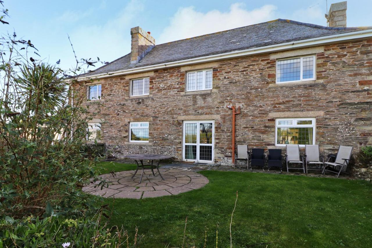 WALK TO THE BEACH spacious cottage with sea views — 4-Star Luxury Hotel in Padstow, United Kingdom