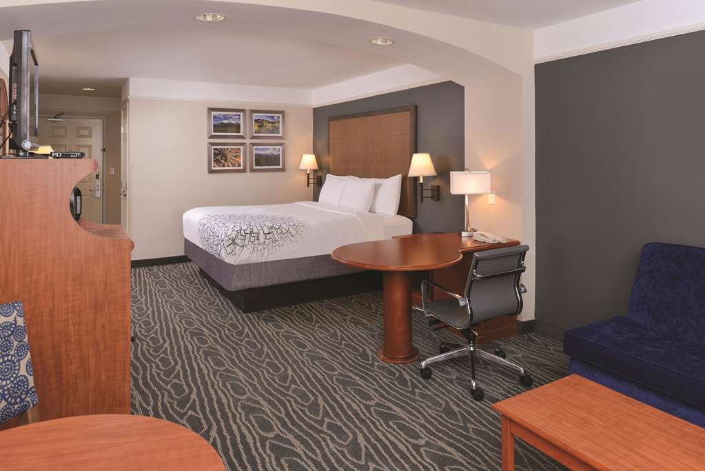 La Quinta Inn & Suites by Wyndham Ruidoso Downs - photo 17