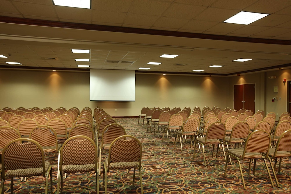 Hampton Inn Woodbridge - photo 44