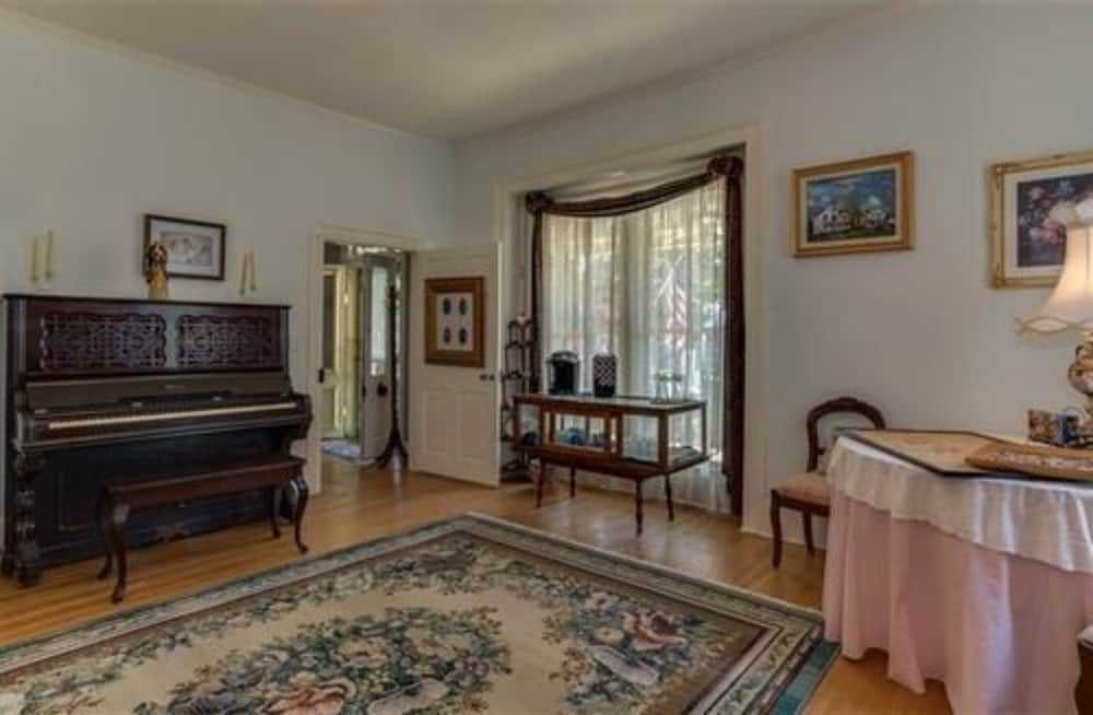 Carrier Houses B&B - photo 3