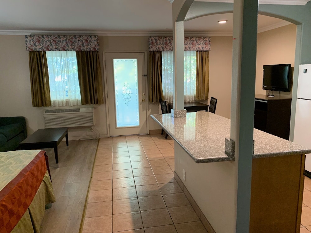 Olive Tree Inn & Suites by Howard Johnson WYNDHAM - photo 15