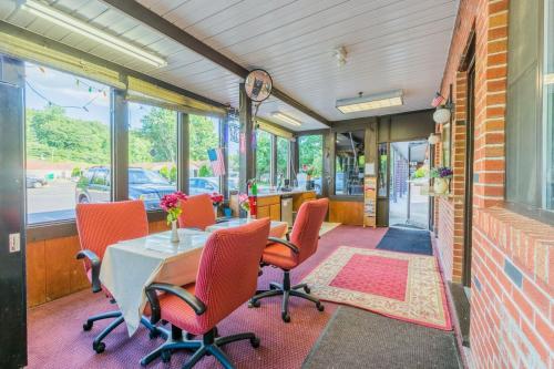 Colonial Inn Suites — Meriden
