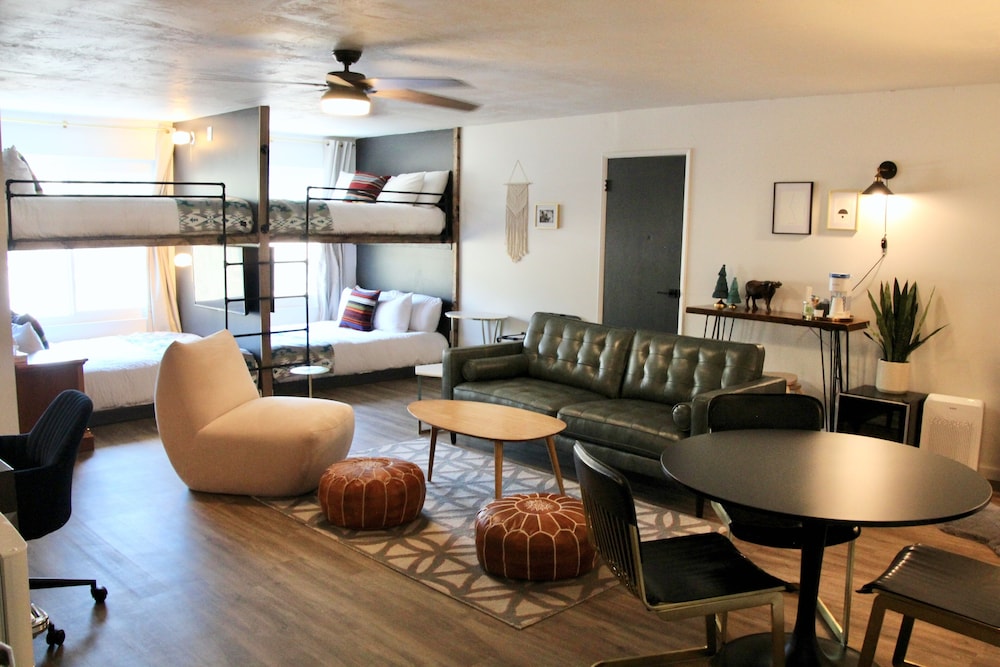 Sierra Blue Hotel & Swim Club - photo 13