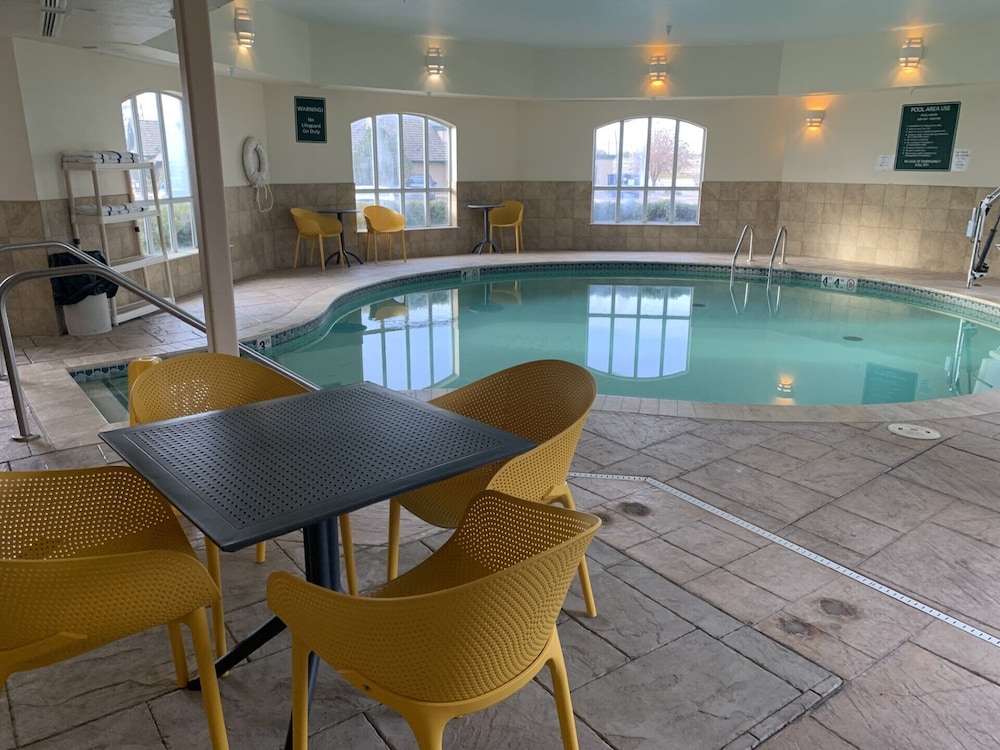 La Quinta Inn & Suites by Wyndham OKC North Quail Springs - photo 32