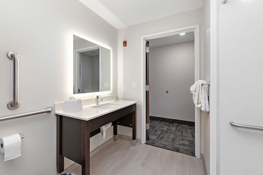 Holiday Inn Exp Parkville - photo 46