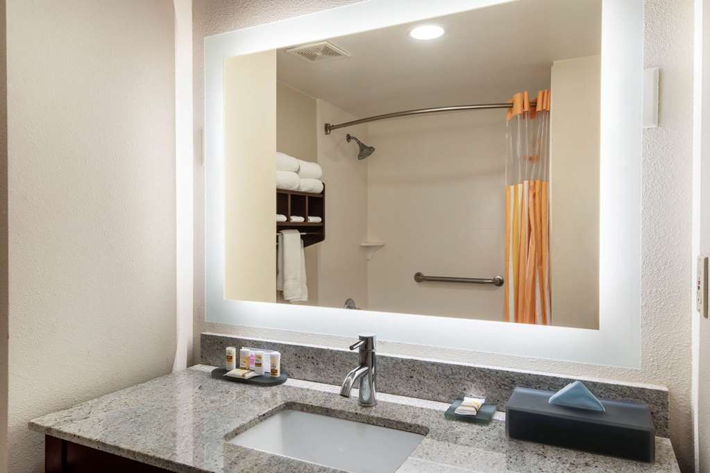 La Quinta Inn & Suites by Wyndham LaGrange I 85 - photo 16