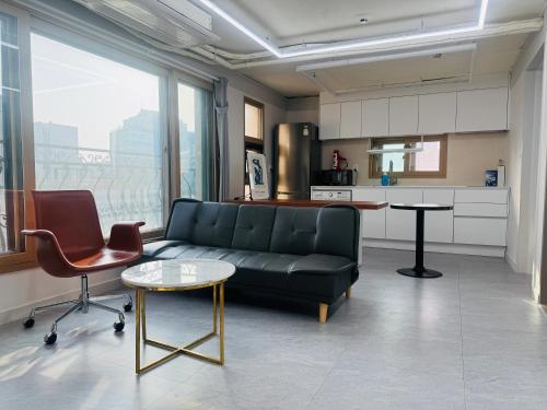 701 Seongsu Station Jungnangcheon Cherry Blossom Road Han River airport bus — 4-Star Luxury Hotel in Seoul, South Korea