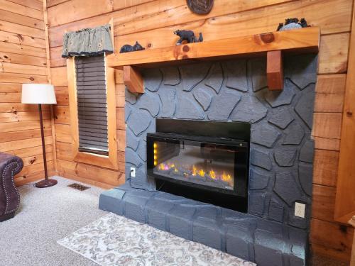 Story Brook: Beautiful true log cabin Close to Dollywood State Park and more — 4-Star Luxury Hotel in Sevierville, United States
