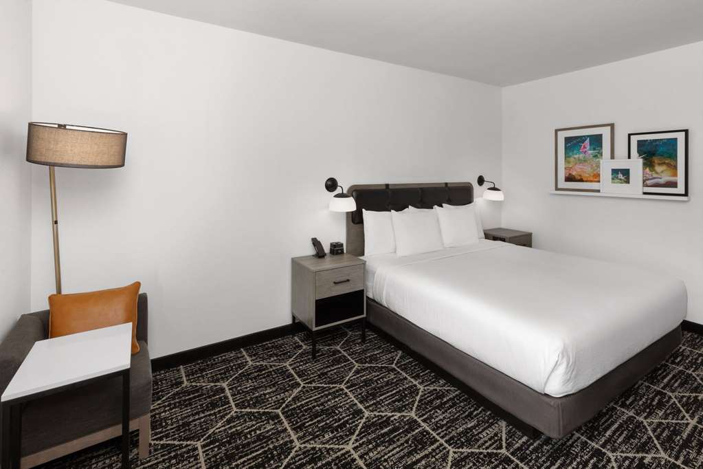 La Quinta Inn & Suites by Wyndham Austin Parmer Tech Ridge - photo 13