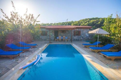 Havuzu Korunaklı Jakuzili Villa — 4-Star Luxury Hotel in Kinali, Turkey