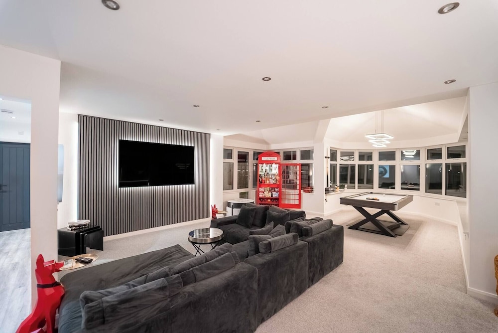 Luxury Retreat Hot Tub SK Massage Bed & Tesla — hotel in Northwood