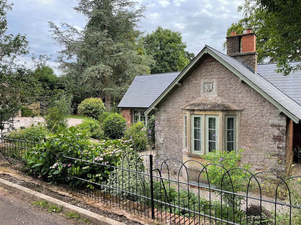 Court Lodge — 4-Star Luxury Hotel in Taunton, United Kingdom