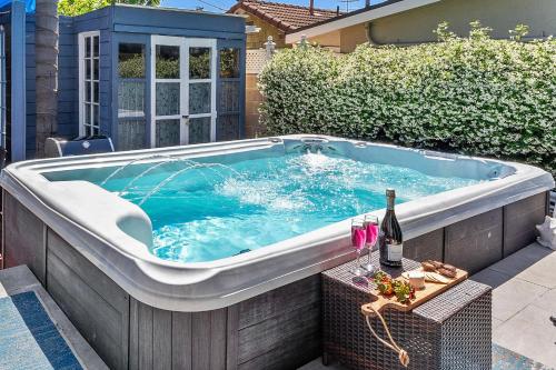 Spa Parking King Bd Desk 7 Min Walk to Beach — 4-Star Luxury Hotel in Long Beach, United States