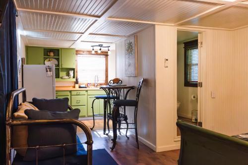 Lake Access Sunshine Suite 30 18278466 — Mead