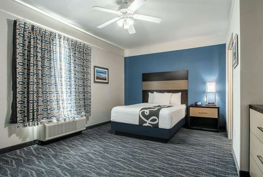 La Quinta Inn & Suites by Wyndham Phoenix I 10 West - photo 35