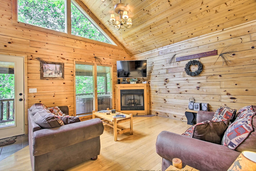 Cabin with Hot Tub And Deck About 7 Mi To Pigeon Forge — 4-Star Luxury Hotel in Sevierville, United States