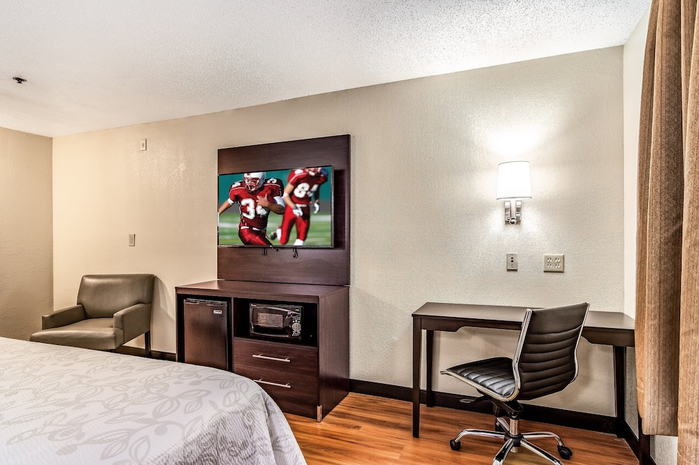 Red Roof Inn PLUS & Suites Atlanta Airport South - photo 10