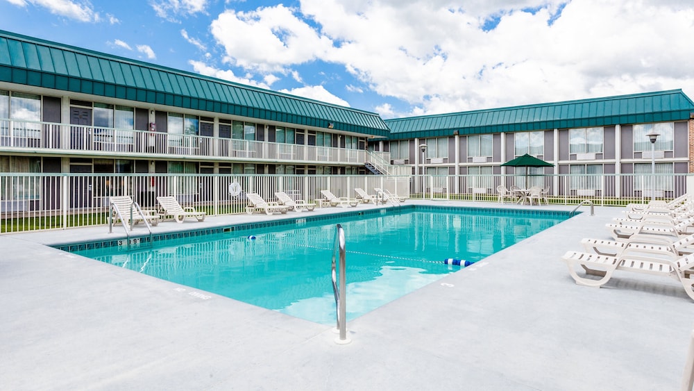 Red Roof Inn & Suites DeKalb - photo 2