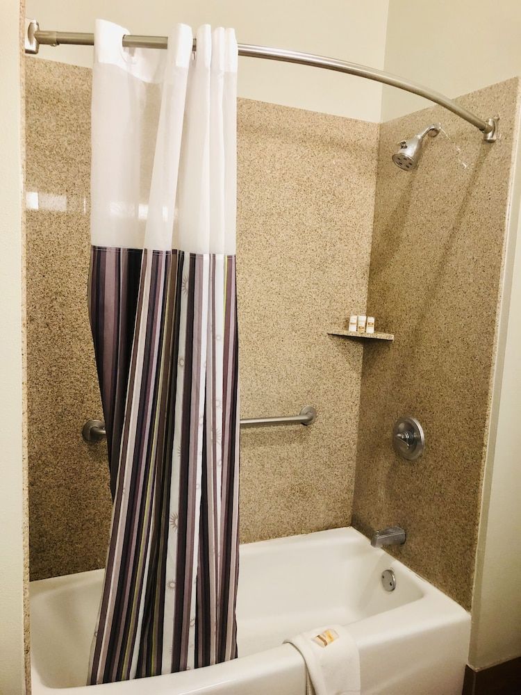 La Quinta Inn and Suites by Wyndham Lake Charles Casino Area - photo 5