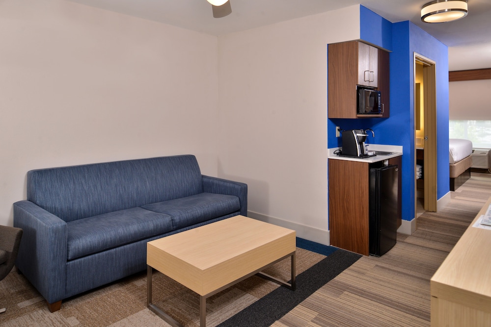 Holiday Inn Express & Suites Cincinnati Mason by IHG - photo 13