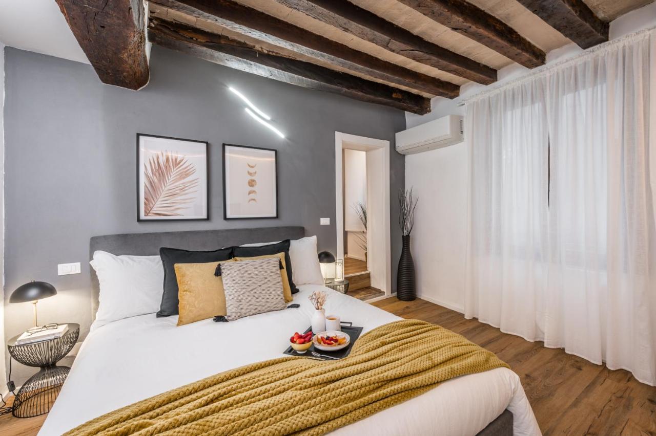 Design in Centro a Modena Pass Parcheggio Incluso Appartamento Ciao Bella — 4-Star Luxury Hotel in Modena, Italy