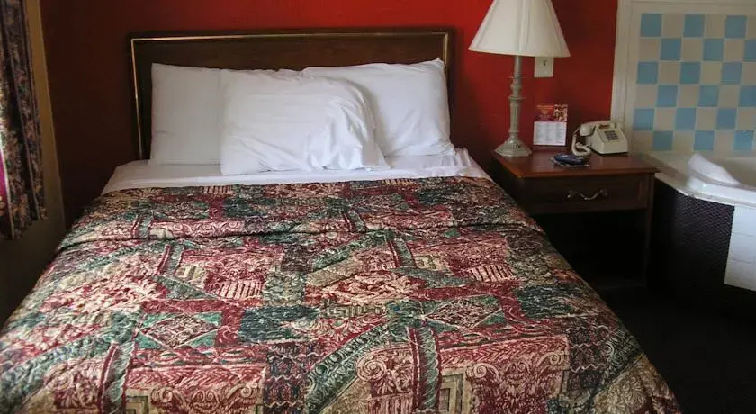 E Z Inn & Suites - photo 6