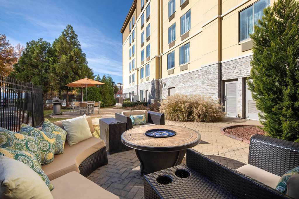 La Quinta Inn & Suites by Wyndham Atlanta Airport North - photo 33