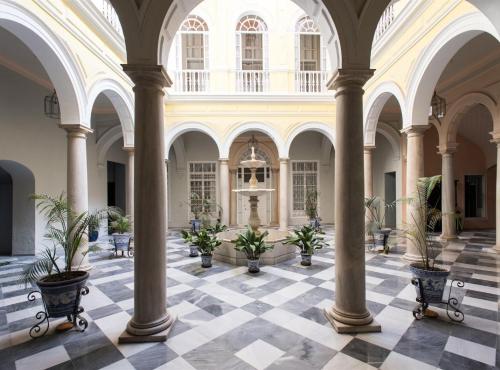 Cozy Apartment in House Palace with Private Patio — 4-Star Luxury Hotel in Sevilla, Spain