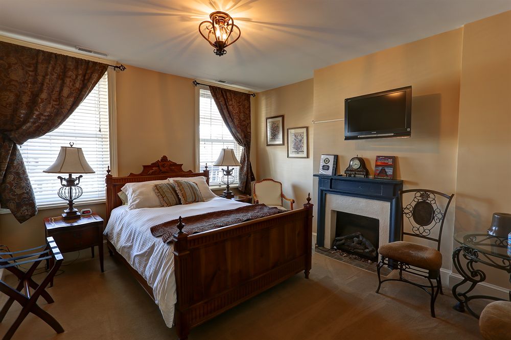 Brick Hotel on the Circle - photo 4