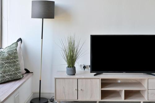 KIRA 1BR Urban Oasis with Views & Rooftop Pool
