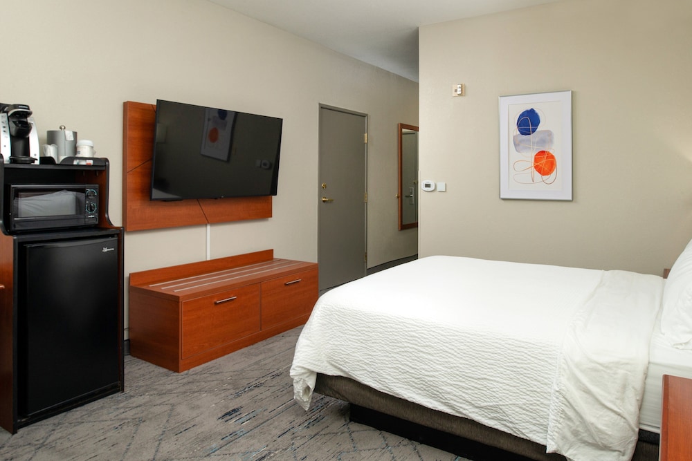 Holiday Inn Express Suites Farmington - photo 33