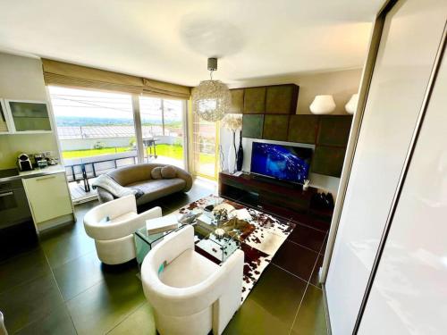 Hilltop Views Design Suite Buda Hills Free garage private garden AC — 4-Star Luxury Hotel in Budapest, Hungary