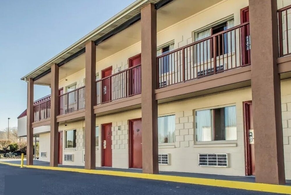 Econo Lodge Northeast - photo 18