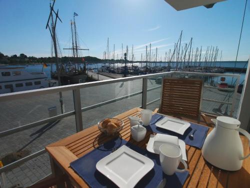 Apartment 2 Am Leuchtfeuer 2 Blickrichtung Yacht Binnenhafen und offene See — 4-Star Luxury Hotel in Eckernfoerde, Germany