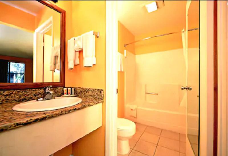 Econo Lodge Inn & Suites Fulton Rockport - photo 30